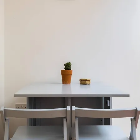 Wild Roses Serviced - Airport Apartment London