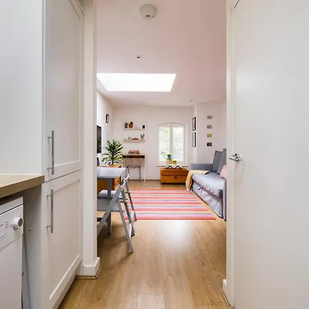Wild Roses Serviced - Airport * London