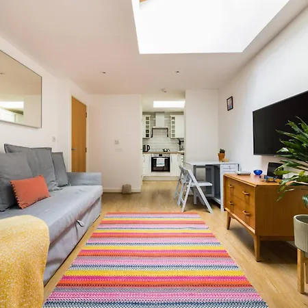 Wild Roses Serviced - Airport Apartment *
