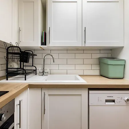 Wild Roses Serviced - Airport Apartment