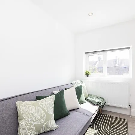 Beautiful 3-bed In Shepherd's Bush Apartment London