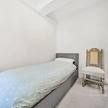 Modern 3 Bedroom, 3 Bathroom, Parking, River View Apartment *