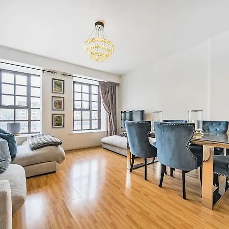 Modern 3 Bedroom, 3 Bathroom, Parking, River View *