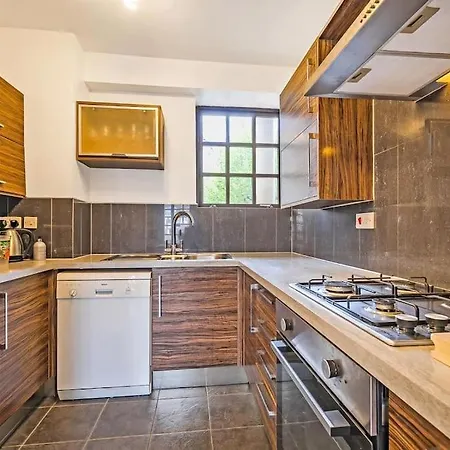 Modern 3 Bedroom, 3 Bathroom, Parking, River View London
