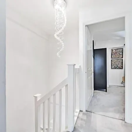 Modern 3 Bedroom, 3 Bathroom, Parking, River View Apartment