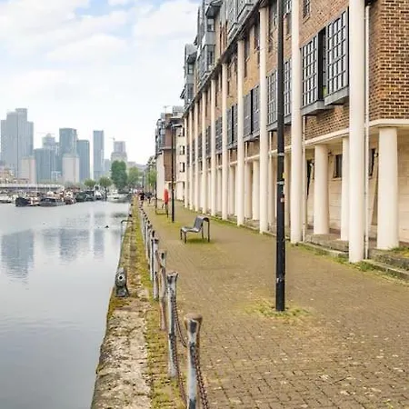 Modern 3 Bedroom, 3 Bathroom, Parking, River View Apartment *