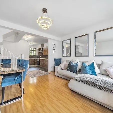 Modern 3 Bedroom, 3 Bathroom, Parking, River View Apartment *