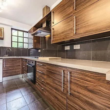 Modern 3 Bedroom, 3 Bathroom, Parking, River View Apartment