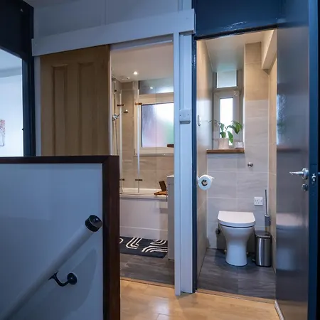 Apartment Cosy Family Retreat With Garden & Workspace *