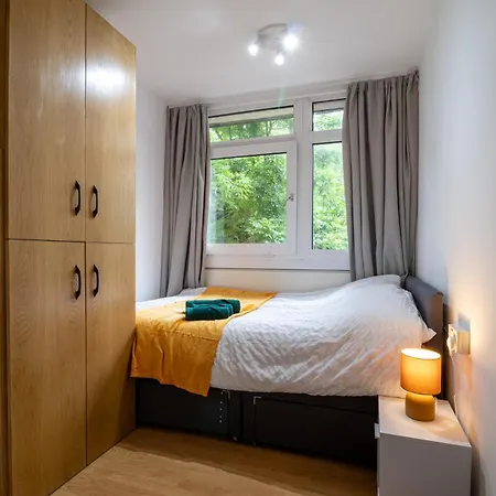 Cosy Family Retreat With Garden & Workspace