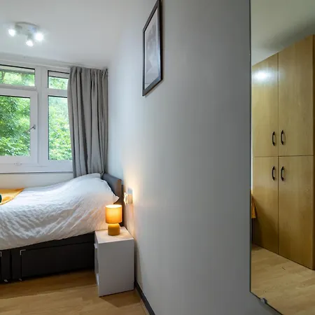 Cosy Family Retreat With Garden & Workspace London