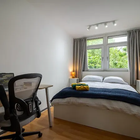 Cosy Family Retreat With Garden & Workspace