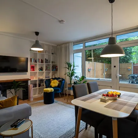 Cosy Family Retreat With Garden & Workspace London