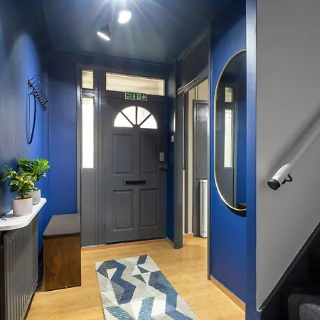 Apartment Cosy Family Retreat With Garden & Workspace *