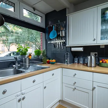 Cosy Family Retreat With Garden & Workspace