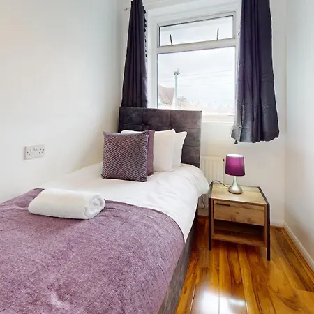 Holiday home - 4 Beds - Sleeps 8 - Wifi Dagenham