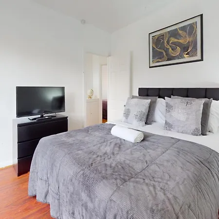 - 4 Beds - Sleeps 8 - Wifi Holiday home Dagenham
