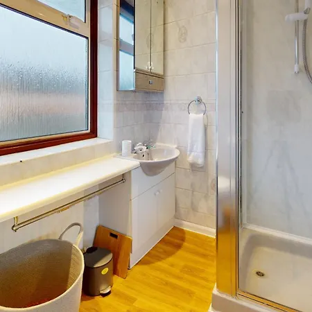 - 4 Beds - Sleeps 8 - Wifi Holiday home