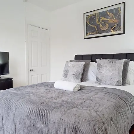 - 4 Beds - Sleeps 8 - Wifi Holiday home Dagenham