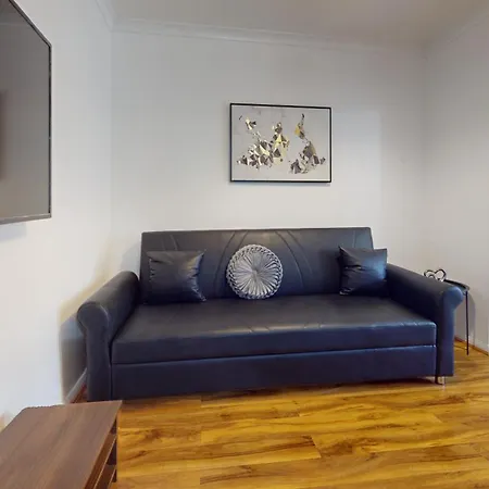 Holiday home - 4 Beds - Sleeps 8 - Wifi Dagenham