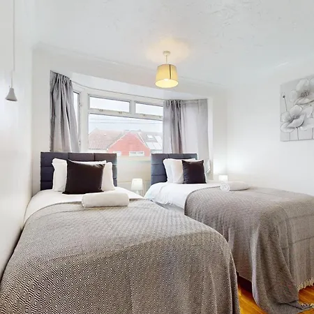 - 4 Beds - Sleeps 8 - Wifi * Dagenham