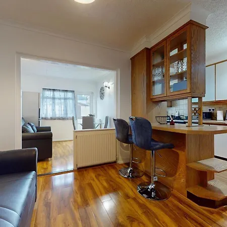 - 4 Beds - Sleeps 8 - Wifi Holiday home Dagenham