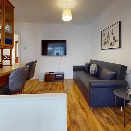 Holiday home - 4 Beds - Sleeps 8 - Wifi