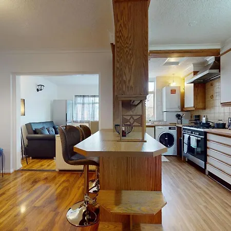 - 4 Beds - Sleeps 8 - Wifi