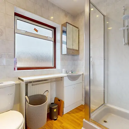 Holiday home - 4 Beds - Sleeps 8 - Wifi