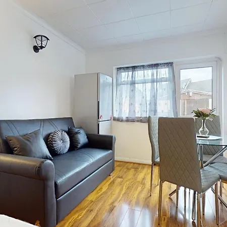 - 4 Beds - Sleeps 8 - Wifi Holiday home *