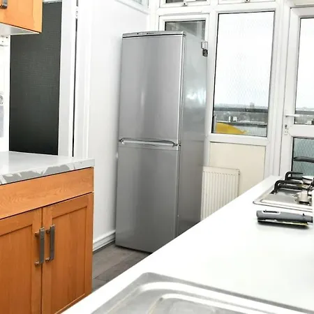 Apartman Away From London