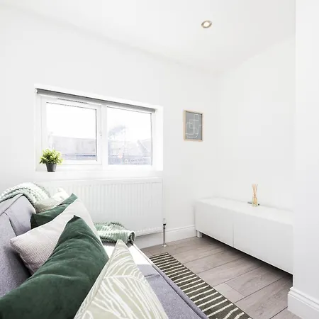 Beautiful 3-bed In Shepherd's Bush Apartment London