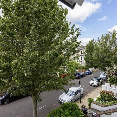 Beautiful 3-bed In Shepherd's Bush Apartment