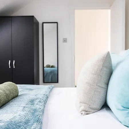 Beautiful 3-bed In Shepherd's Bush Apartment