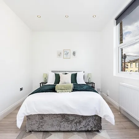 Beautiful 3-bed In Shepherd's Bush Apartment