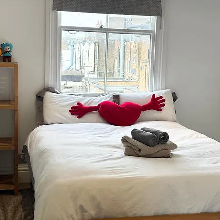 Victorian Modern Two Bedrooms Flat In West Kensington With Skyline View