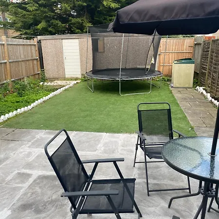 Charming And Cosy London Home, Garden, Parking & Family Fun * Mitcham