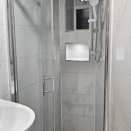 Cozy Near To Tube Station Apartment