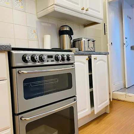 Holiday home Modern 3 Bed House In Isleworth, London Isleworth