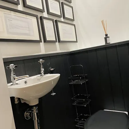 Modern 3 Bed House In Isleworth, London