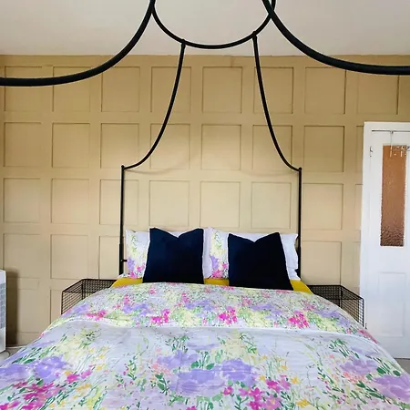 Modern 3 Bed House In Isleworth, London Holiday home Isleworth