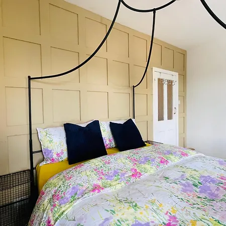 Modern 3 Bed House In Isleworth, London