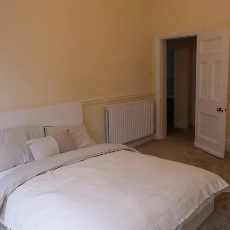 4 Bedrooms Hyde Park Apartment