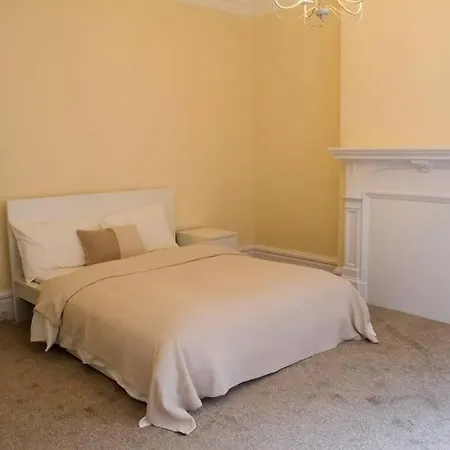 4 Bedrooms Hyde Park Apartment *