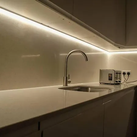 4 Bedrooms Hyde Park
