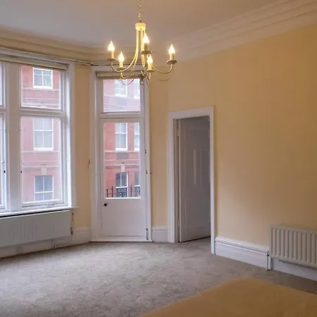 4 Bedrooms Hyde Park