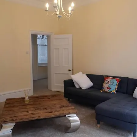 4 Bedrooms Hyde Park