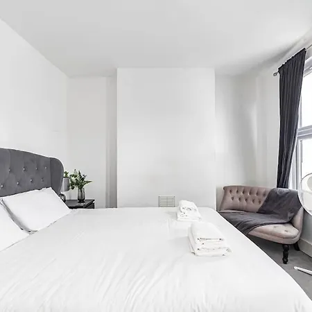 Spacious & Chic 3-bed House Near Central