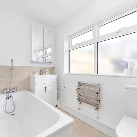 Spacious & Chic 3-bed House Near Central Londen