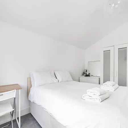 Spacious & Chic 3-bed House Near Central Appartement